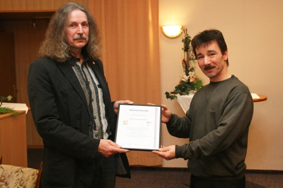 Wolfgang Thormählen (l.). erhält von Stephan Nietz (r.) die Urkunde zur Ernennung als Ehrenpräsident des TVSH.