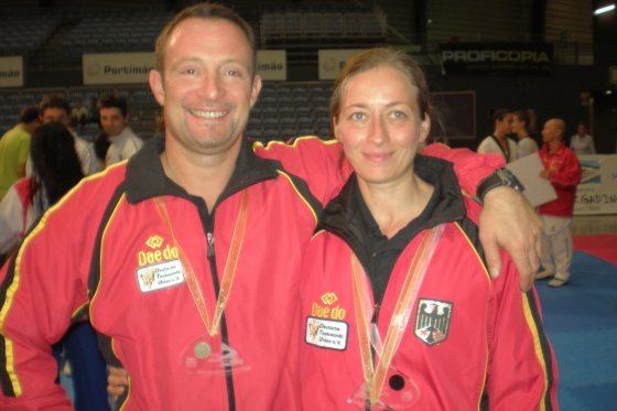(v.l.) Martin Paust und Dr. Kirsten Teren freuen sich über ihre Goldmedaille