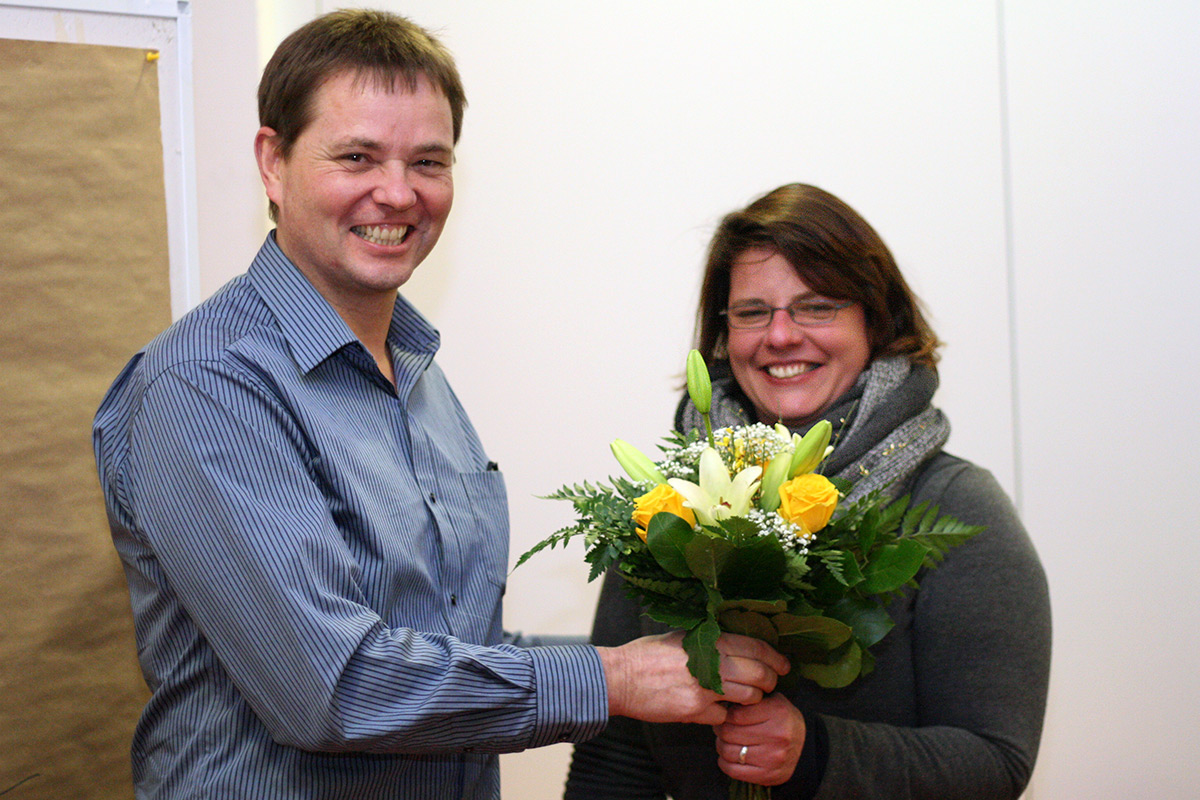 Vizepräsident Leistungssport Vollkontakt Manfred Fechner überreichte der ausgeschiedenen Jugendleiterin Denise Liedtke zur Verabschiedung einen Blumenstrauß