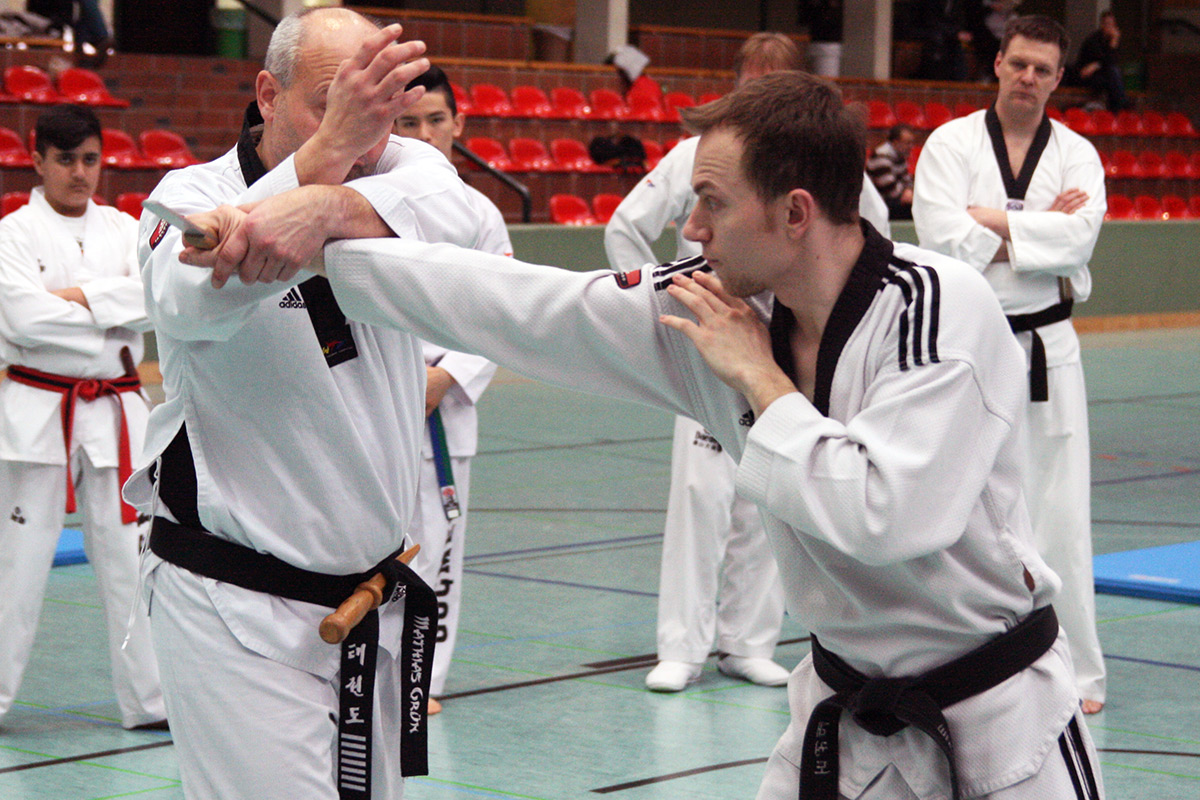 Mathias Grün demonstriert eine Verteidigung gegen Messerangriffe.