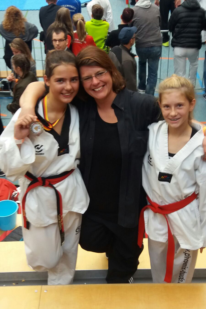 Landestrainerin Denise Liedtke (M.) mit Lea Minnie (l.) und Jule Martens (r.).