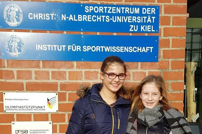 Lea Minnie (l.) & Jule Martens (r.) vor dem Institut für Sportwissenschaft der CAU.