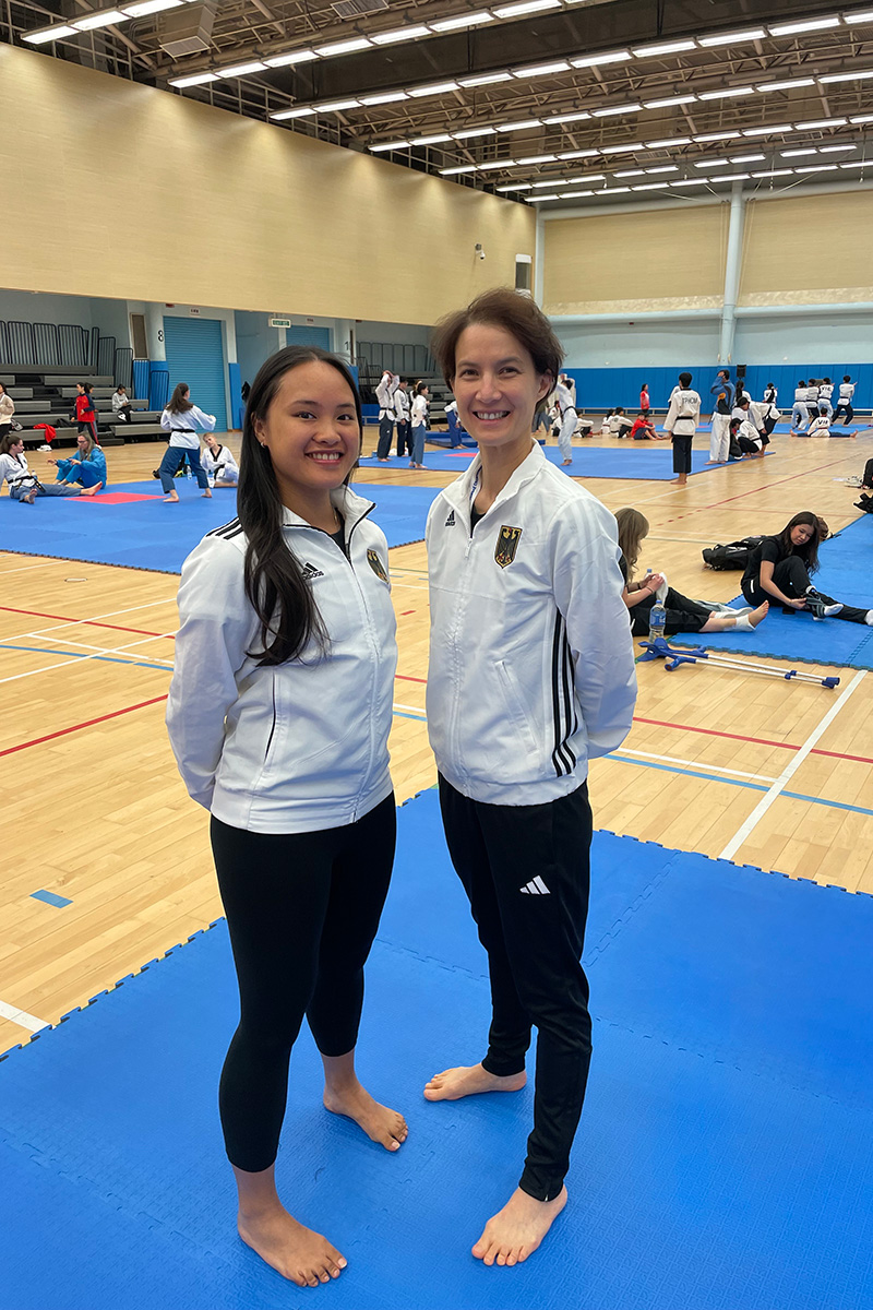 Nam Phuong Vuong (l.) und Tina Herrmann (r.) mit dem Bundestrainer Technik Marcus Kettenis (M.)
